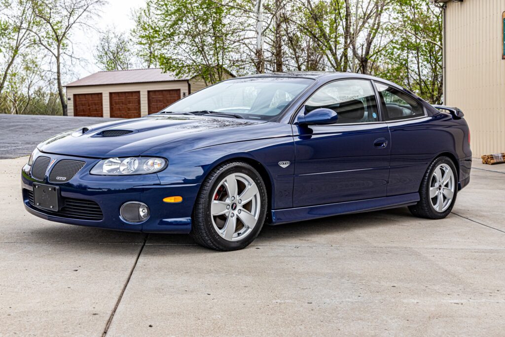 2K-Mile 2005 Pontiac GTO 6 Speed