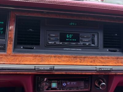 39K-Mile 1993 Lincoln Town Car Signature Series Photo Gallery — Photo 61